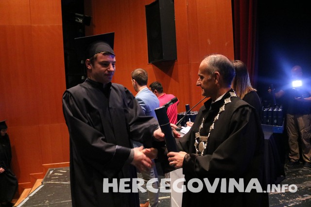FPMOZ: Pogledajte tko je sve danas dobio diplomu na svečanoj promociji diplomanata