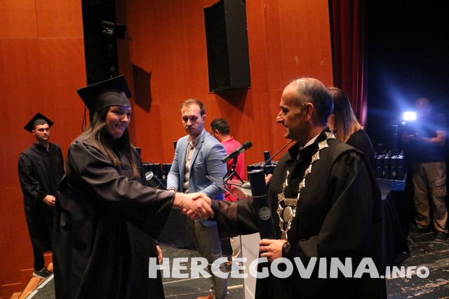 FPMOZ: Pogledajte tko je sve danas dobio diplomu na svečanoj promociji diplomanata