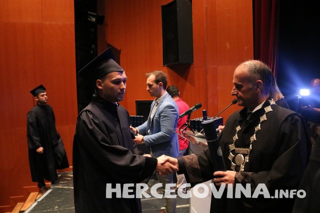 FPMOZ: Pogledajte tko je sve danas dobio diplomu na svečanoj promociji diplomanata
