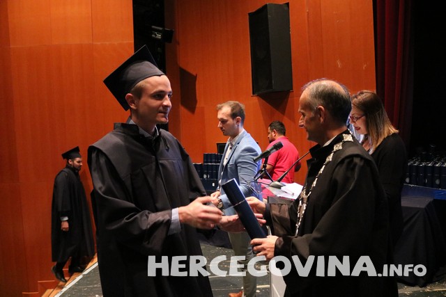 FPMOZ: Pogledajte tko je sve danas dobio diplomu na svečanoj promociji diplomanata