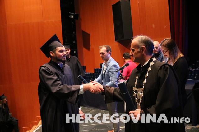 FPMOZ: Pogledajte tko je sve danas dobio diplomu na svečanoj promociji diplomanata