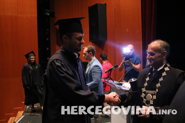 FPMOZ: Pogledajte tko je sve danas dobio diplomu na svečanoj promociji diplomanata