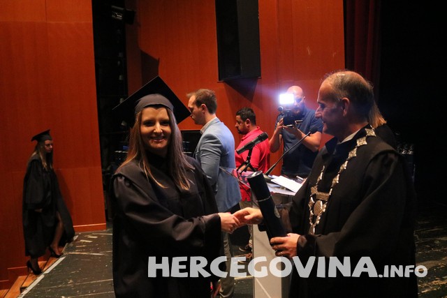 FPMOZ: Pogledajte tko je sve danas dobio diplomu na svečanoj promociji diplomanata