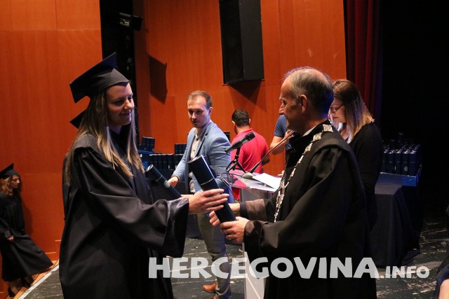 FPMOZ: Pogledajte tko je sve danas dobio diplomu na svečanoj promociji diplomanata