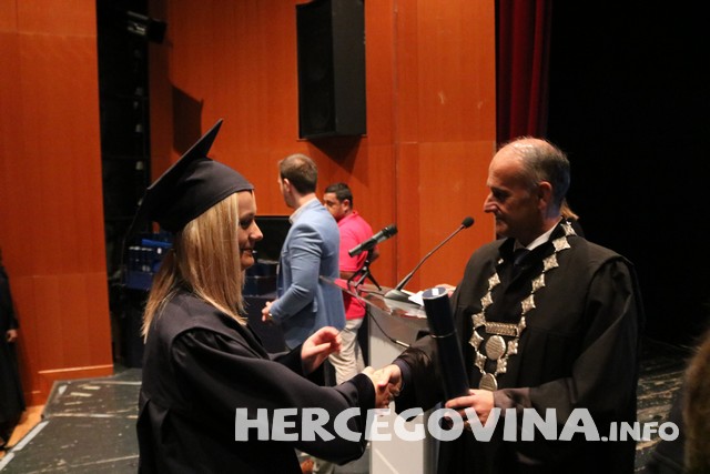 FPMOZ: Pogledajte tko je sve danas dobio diplomu na svečanoj promociji diplomanata