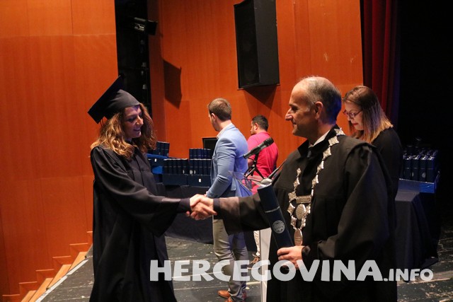 FPMOZ: Pogledajte tko je sve danas dobio diplomu na svečanoj promociji diplomanata