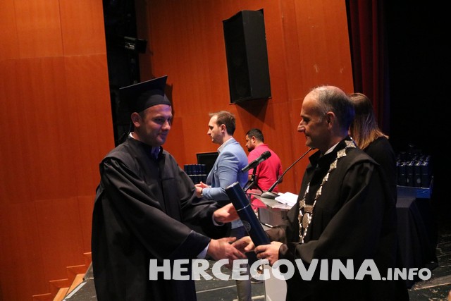 FPMOZ: Pogledajte tko je sve danas dobio diplomu na svečanoj promociji diplomanata