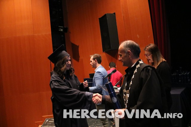 FPMOZ: Pogledajte tko je sve danas dobio diplomu na svečanoj promociji diplomanata