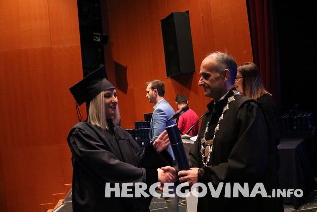 FPMOZ: Pogledajte tko je sve danas dobio diplomu na svečanoj promociji diplomanata