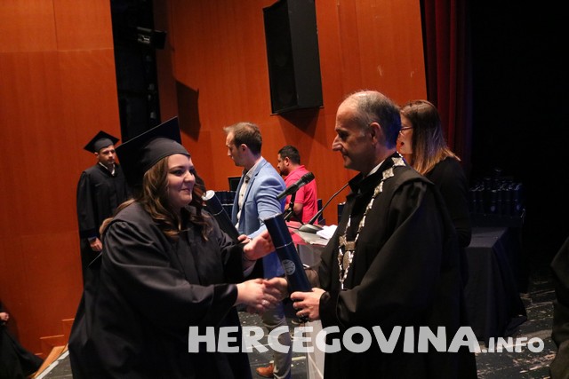 FPMOZ: Pogledajte tko je sve danas dobio diplomu na svečanoj promociji diplomanata