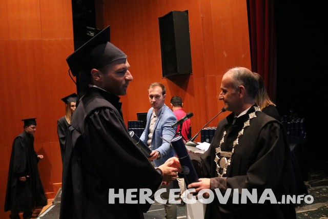 FPMOZ: Pogledajte tko je sve danas dobio diplomu na svečanoj promociji diplomanata