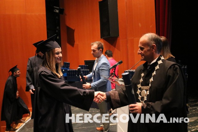 FPMOZ: Pogledajte tko je sve danas dobio diplomu na svečanoj promociji diplomanata