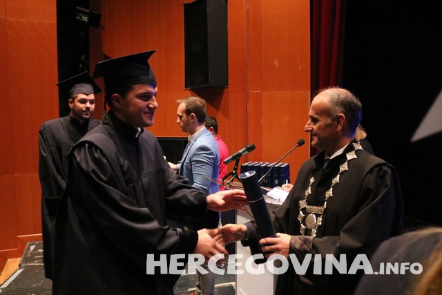 FPMOZ: Pogledajte tko je sve danas dobio diplomu na svečanoj promociji diplomanata