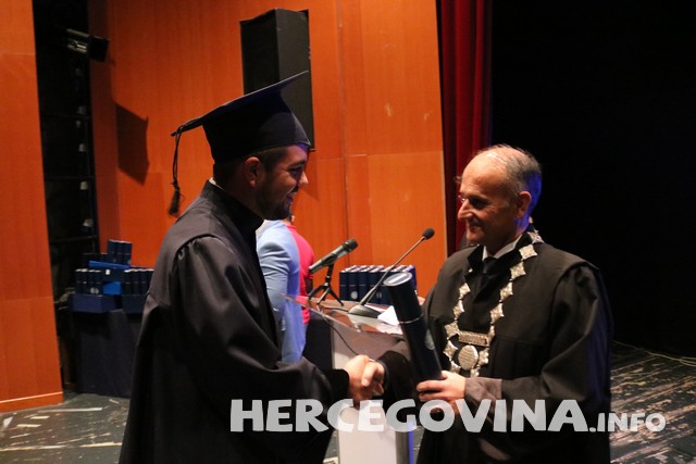 FPMOZ: Pogledajte tko je sve danas dobio diplomu na svečanoj promociji diplomanata