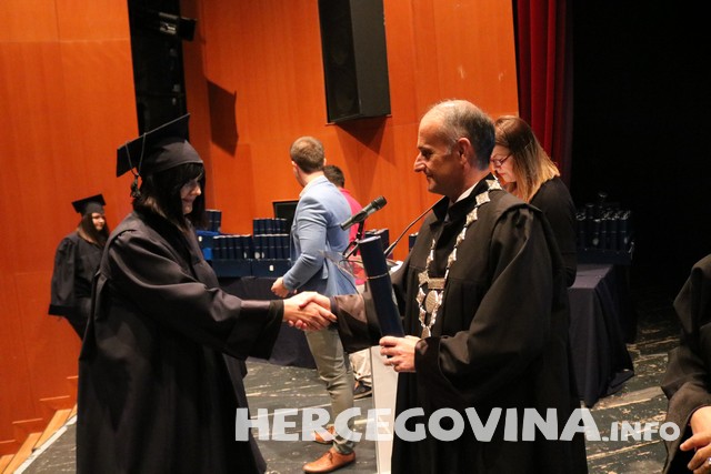 FPMOZ: Pogledajte tko je sve danas dobio diplomu na svečanoj promociji diplomanata