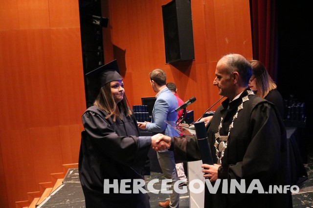 FPMOZ: Pogledajte tko je sve danas dobio diplomu na svečanoj promociji diplomanata