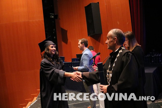 FPMOZ: Pogledajte tko je sve danas dobio diplomu na svečanoj promociji diplomanata