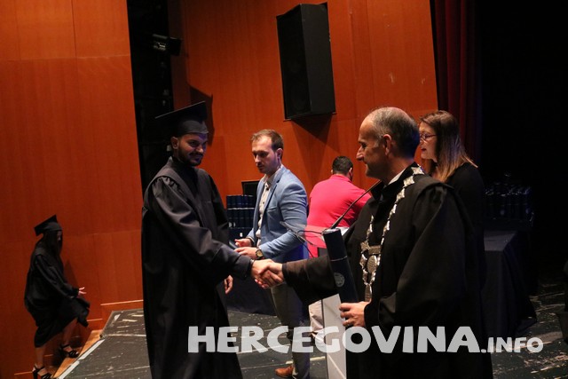 FPMOZ: Pogledajte tko je sve danas dobio diplomu na svečanoj promociji diplomanata