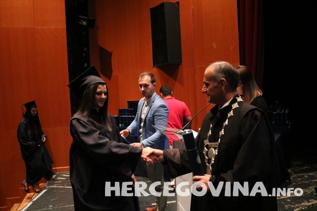 FPMOZ: Pogledajte tko je sve danas dobio diplomu na svečanoj promociji diplomanata