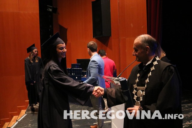 FPMOZ: Pogledajte tko je sve danas dobio diplomu na svečanoj promociji diplomanata