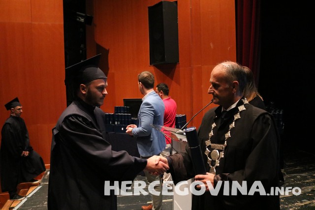 FPMOZ: Pogledajte tko je sve danas dobio diplomu na svečanoj promociji diplomanata