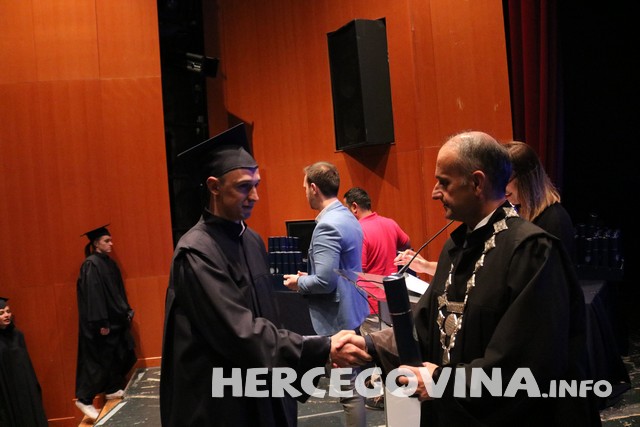 FPMOZ: Pogledajte tko je sve danas dobio diplomu na svečanoj promociji diplomanata