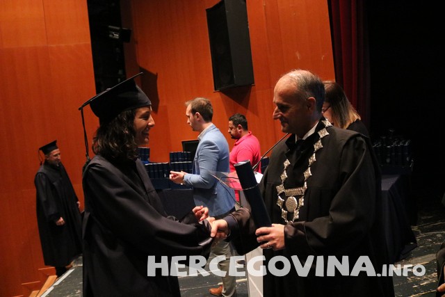 FPMOZ: Pogledajte tko je sve danas dobio diplomu na svečanoj promociji diplomanata