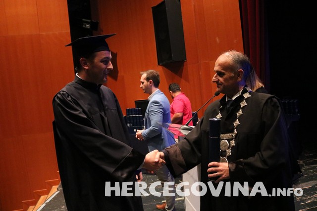 FPMOZ: Pogledajte tko je sve danas dobio diplomu na svečanoj promociji diplomanata
