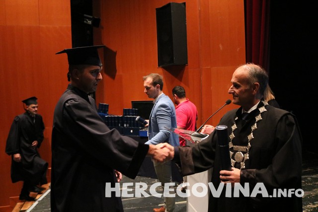 FPMOZ: Pogledajte tko je sve danas dobio diplomu na svečanoj promociji diplomanata