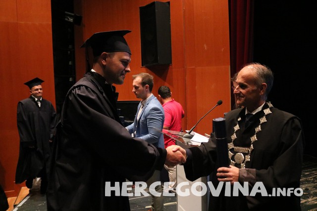 FPMOZ: Pogledajte tko je sve danas dobio diplomu na svečanoj promociji diplomanata