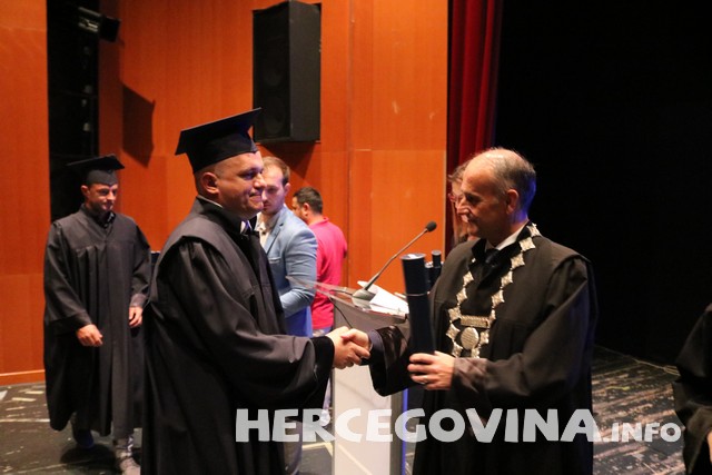 FPMOZ: Pogledajte tko je sve danas dobio diplomu na svečanoj promociji diplomanata