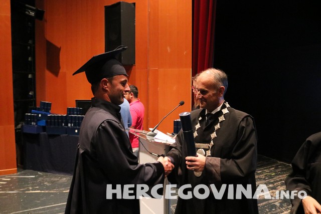 FPMOZ: Pogledajte tko je sve danas dobio diplomu na svečanoj promociji diplomanata