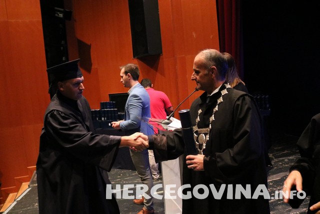 FPMOZ: Pogledajte tko je sve danas dobio diplomu na svečanoj promociji diplomanata