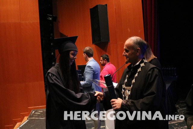 FPMOZ: Pogledajte tko je sve danas dobio diplomu na svečanoj promociji diplomanata