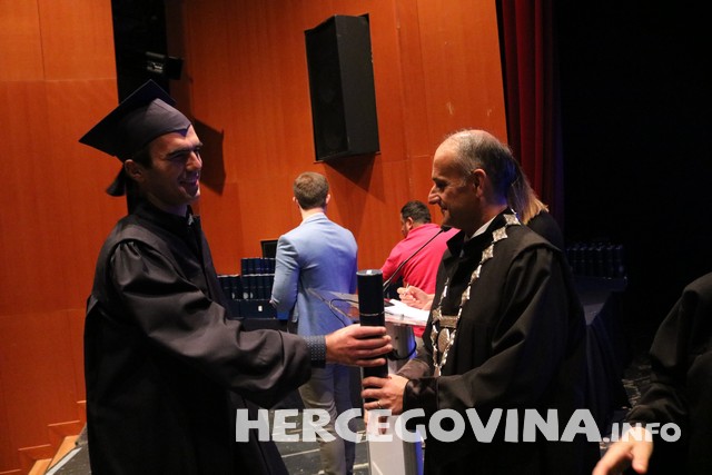 FPMOZ: Pogledajte tko je sve danas dobio diplomu na svečanoj promociji diplomanata