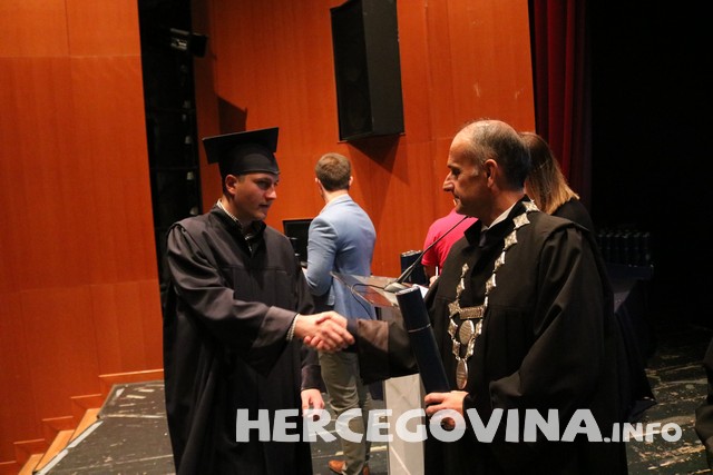 FPMOZ: Pogledajte tko je sve danas dobio diplomu na svečanoj promociji diplomanata