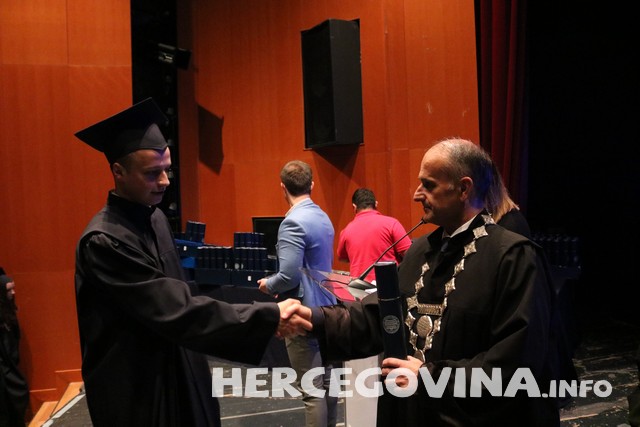 FPMOZ: Pogledajte tko je sve danas dobio diplomu na svečanoj promociji diplomanata