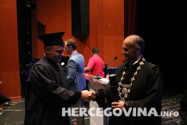 FPMOZ: Pogledajte tko je sve danas dobio diplomu na svečanoj promociji diplomanata