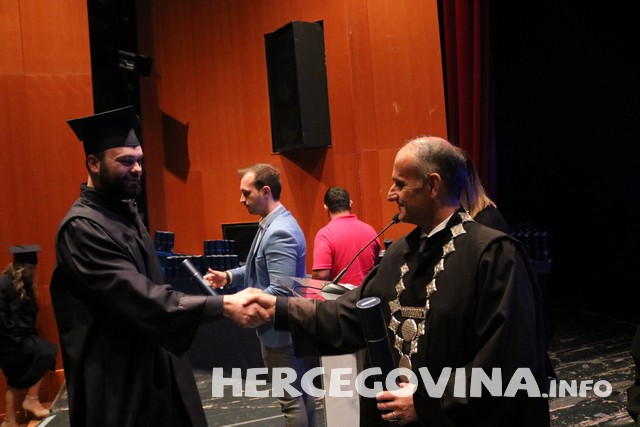 FPMOZ: Pogledajte tko je sve danas dobio diplomu na svečanoj promociji diplomanata