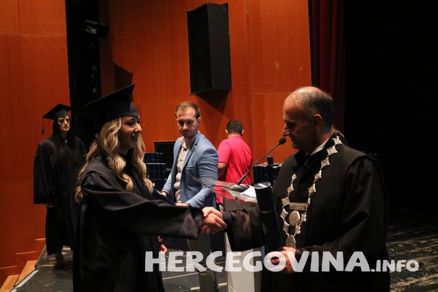 FPMOZ: Pogledajte tko je sve danas dobio diplomu na svečanoj promociji diplomanata