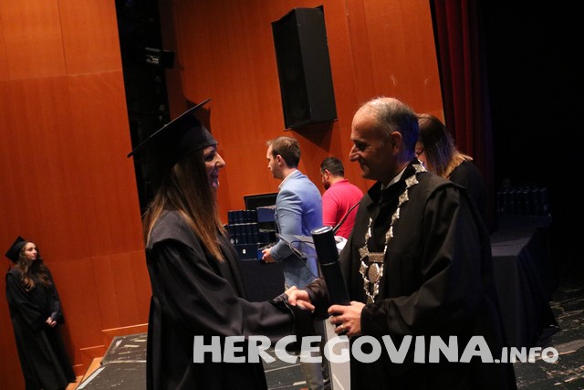 FPMOZ: Pogledajte tko je sve danas dobio diplomu na svečanoj promociji diplomanata