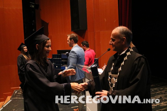 FPMOZ: Pogledajte tko je sve danas dobio diplomu na svečanoj promociji diplomanata