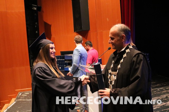 FPMOZ: Pogledajte tko je sve danas dobio diplomu na svečanoj promociji diplomanata