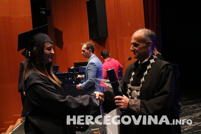 FPMOZ: Pogledajte tko je sve danas dobio diplomu na svečanoj promociji diplomanata