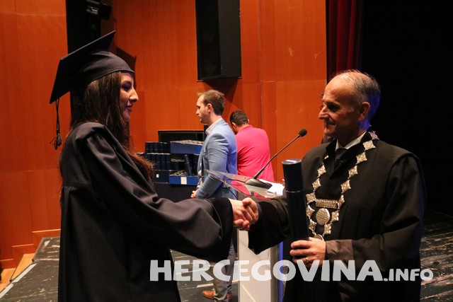 FPMOZ: Pogledajte tko je sve danas dobio diplomu na svečanoj promociji diplomanata