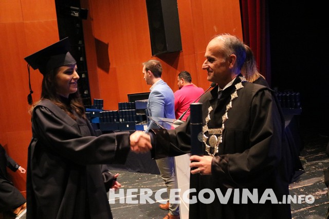 FPMOZ: Pogledajte tko je sve danas dobio diplomu na svečanoj promociji diplomanata