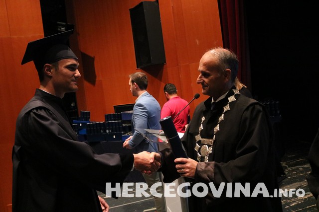FPMOZ: Pogledajte tko je sve danas dobio diplomu na svečanoj promociji diplomanata