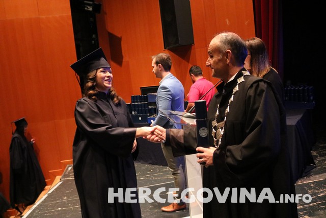 FPMOZ: Pogledajte tko je sve danas dobio diplomu na svečanoj promociji diplomanata