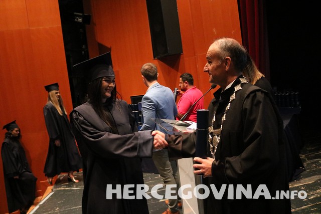 FPMOZ: Pogledajte tko je sve danas dobio diplomu na svečanoj promociji diplomanata