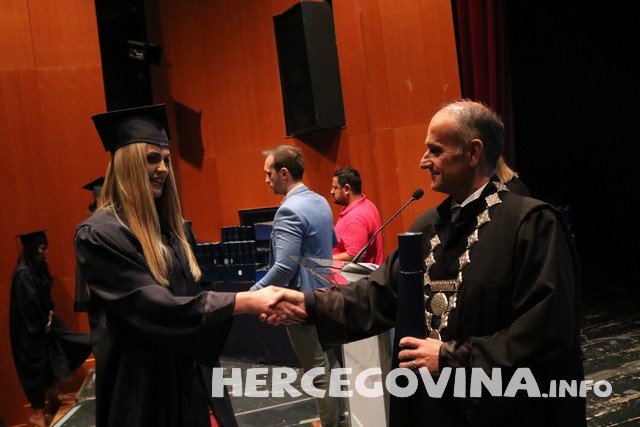 FPMOZ: Pogledajte tko je sve danas dobio diplomu na svečanoj promociji diplomanata